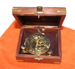 Kompasssonnenuhr in antiker Holzbox, mit Beschreibung der Einstellung Winkel zu Sonnenstand