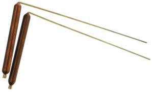 Wünschelrute Messing mit Holzgriff. Ist versehen mit Spitze auf die eine schere Aufsatzspitze gesetzt werden kann